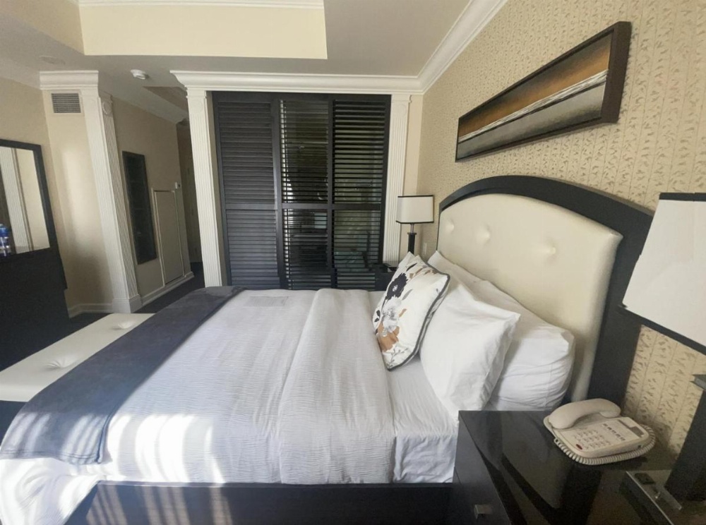 Particular Luxury Queen Room Avignon